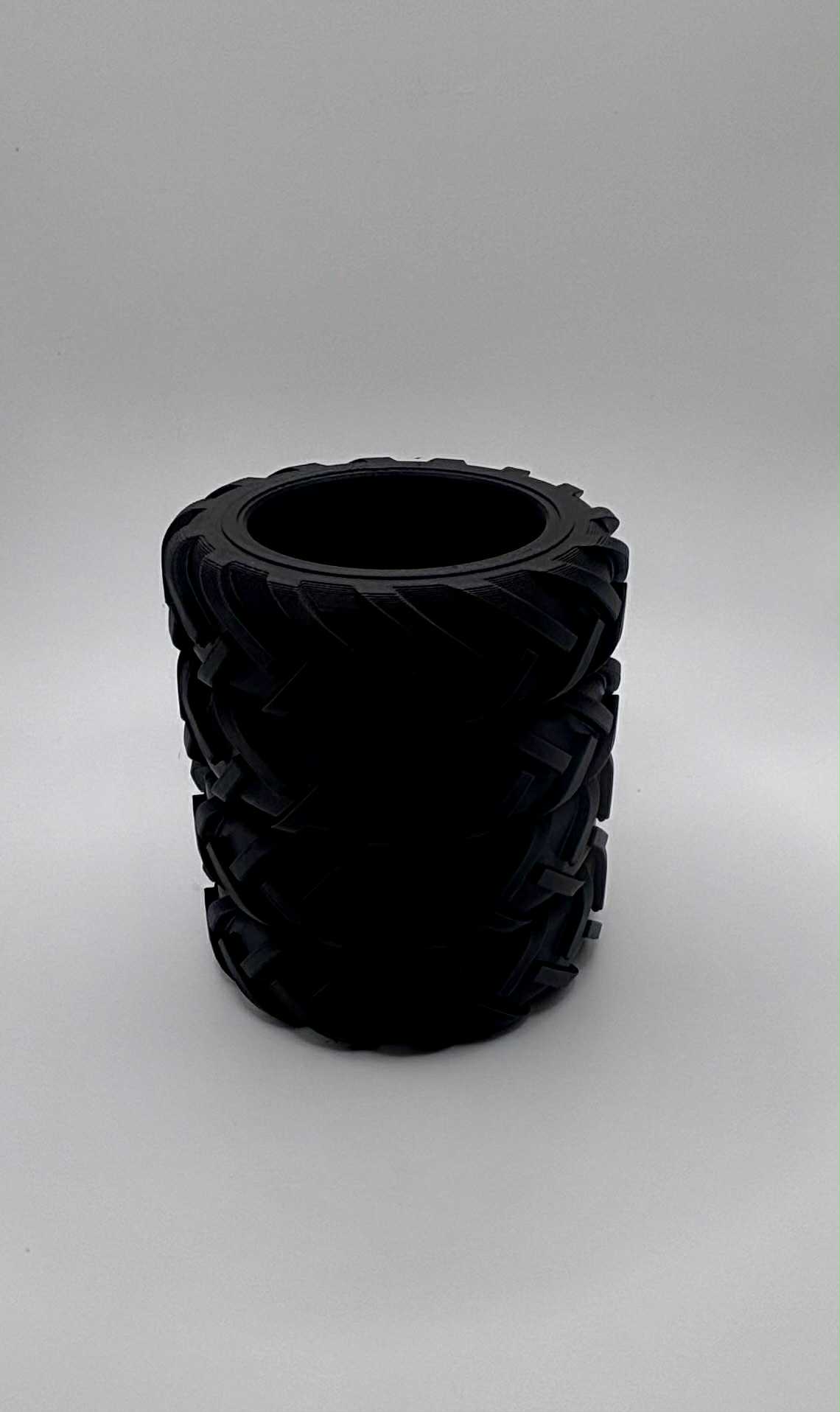 Porte-crayons inspiré des pneus de tracteur– Accessoire de bureau original – Mud Tire – Tracteur