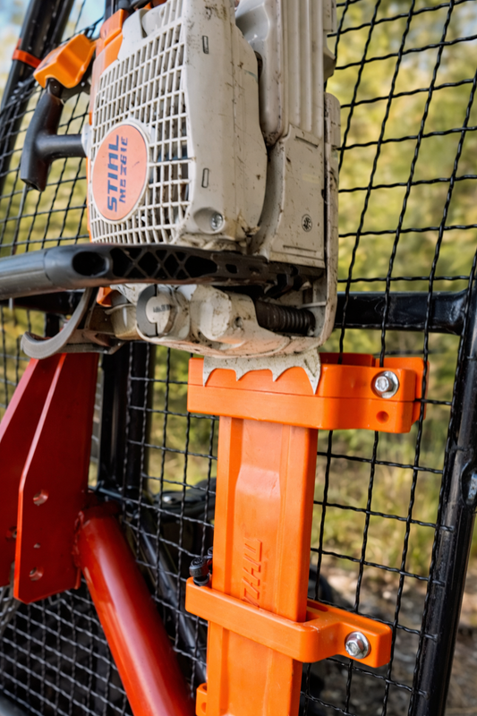Support pour tronçonneuse – Installation sur grille ou panneau